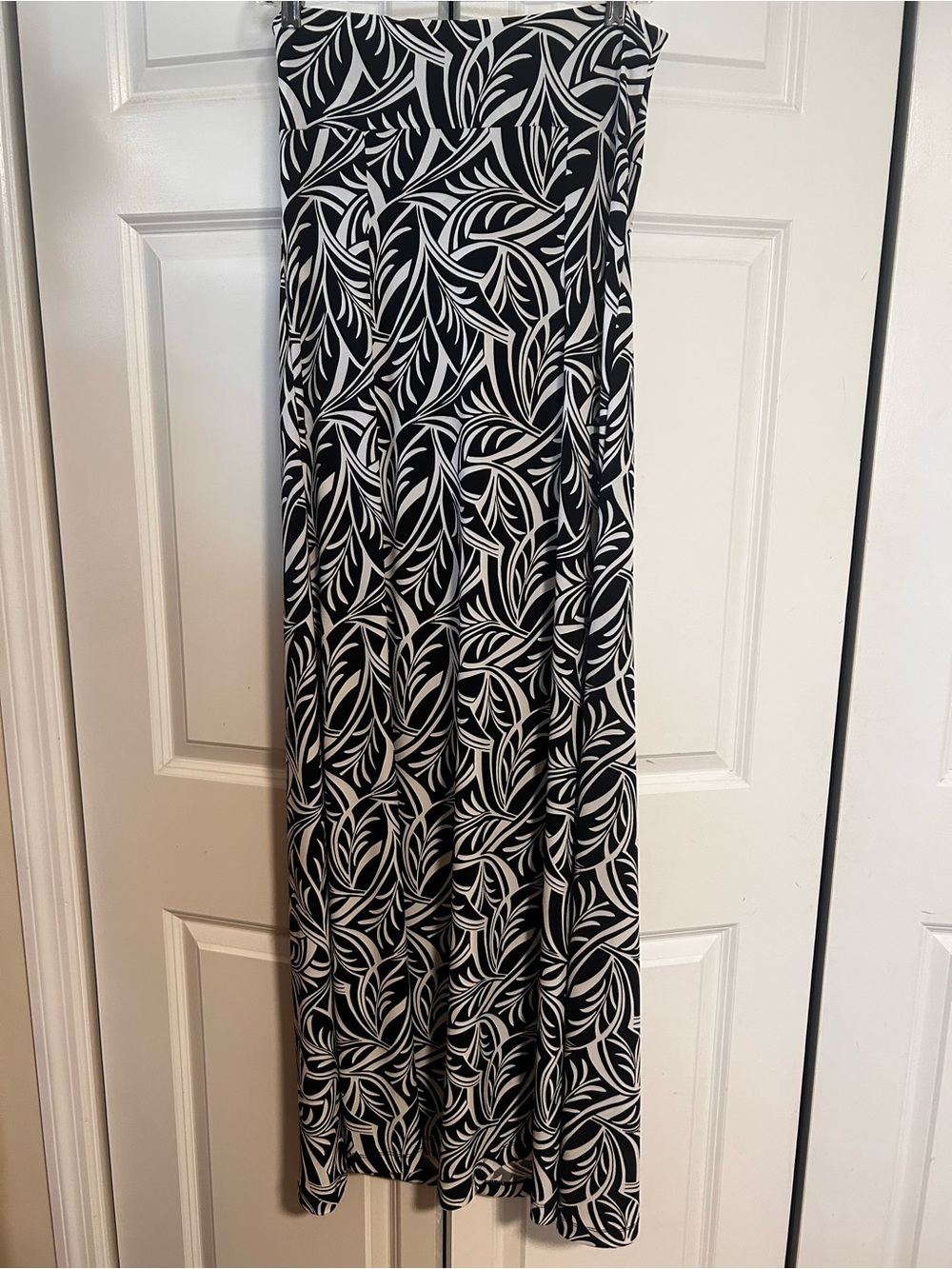 Tommy Bahama Black and White Leaf-Print Maxi Dress - Picture 6 of 6